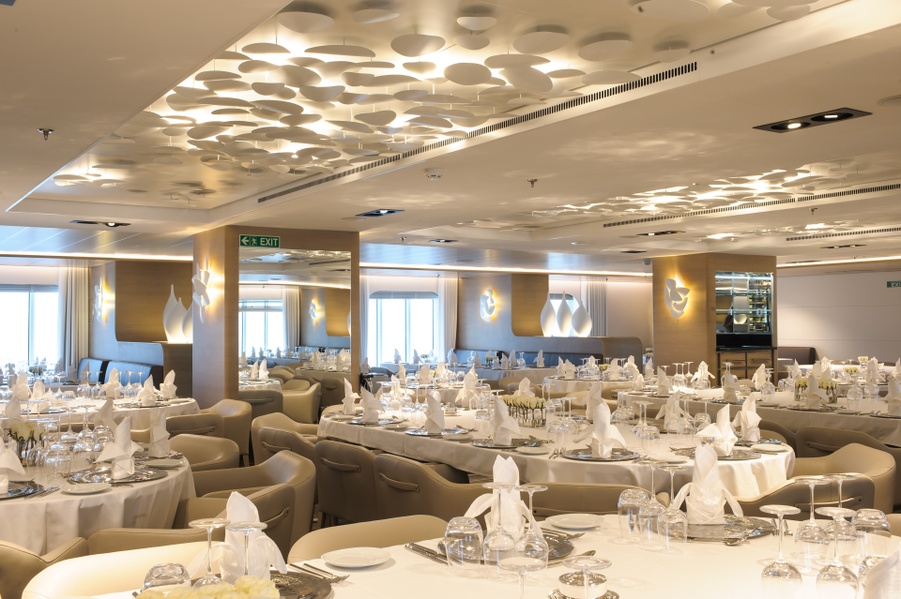 Dreamy ceiling light, white pebbles, Le Ponant restaurant, custom-made lighting, indirect lighting and targeted spotlights.