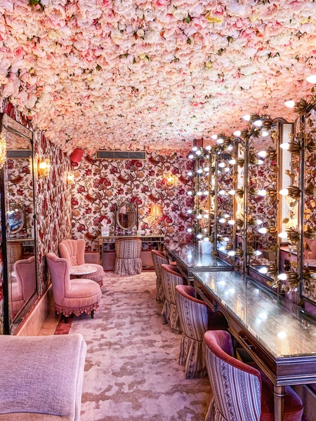 Annabel's Club Powder room