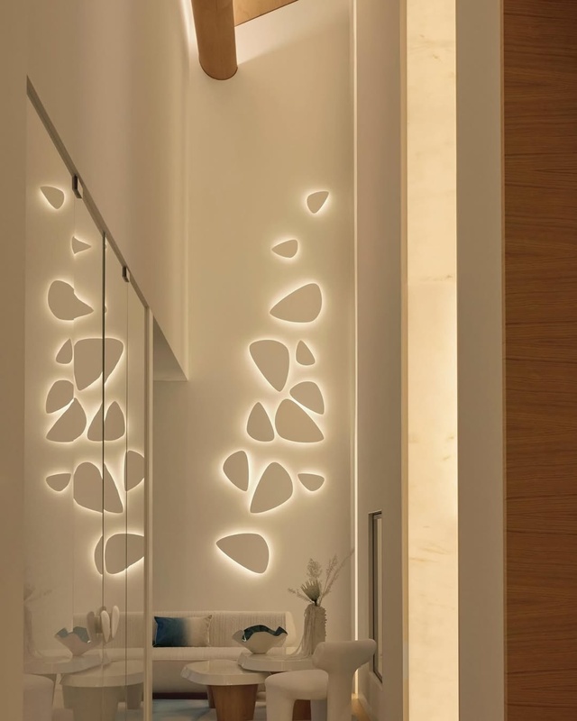 One composition, two moods. Sculptural by day, softly illuminated by night.

In a private residence on a Pomeranian hill