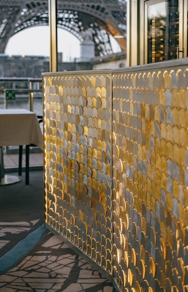 Detail of the illuminated bar